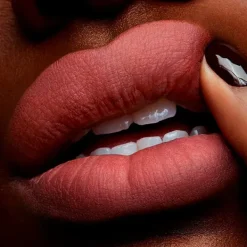 Hot Powder Kiss Lipstick Pintalabios